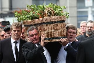 Foto: Dublin se loučí s Glenem Hansardem, dav se nevešel do katedrály - Seznam Zprávy